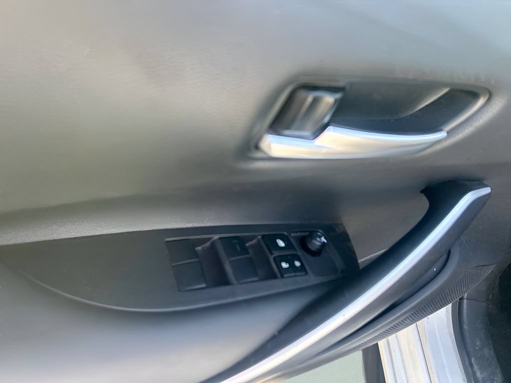Used 2025 Ice Cap Toyota SE image 17