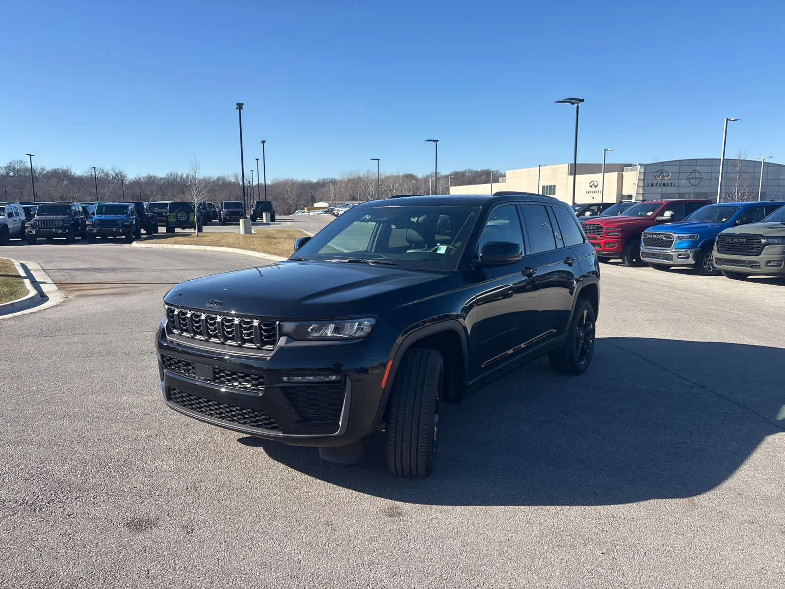 New 2026 Diamond Black Crystal Pearl-Coat Exterior Paint Jeep Limited image 4