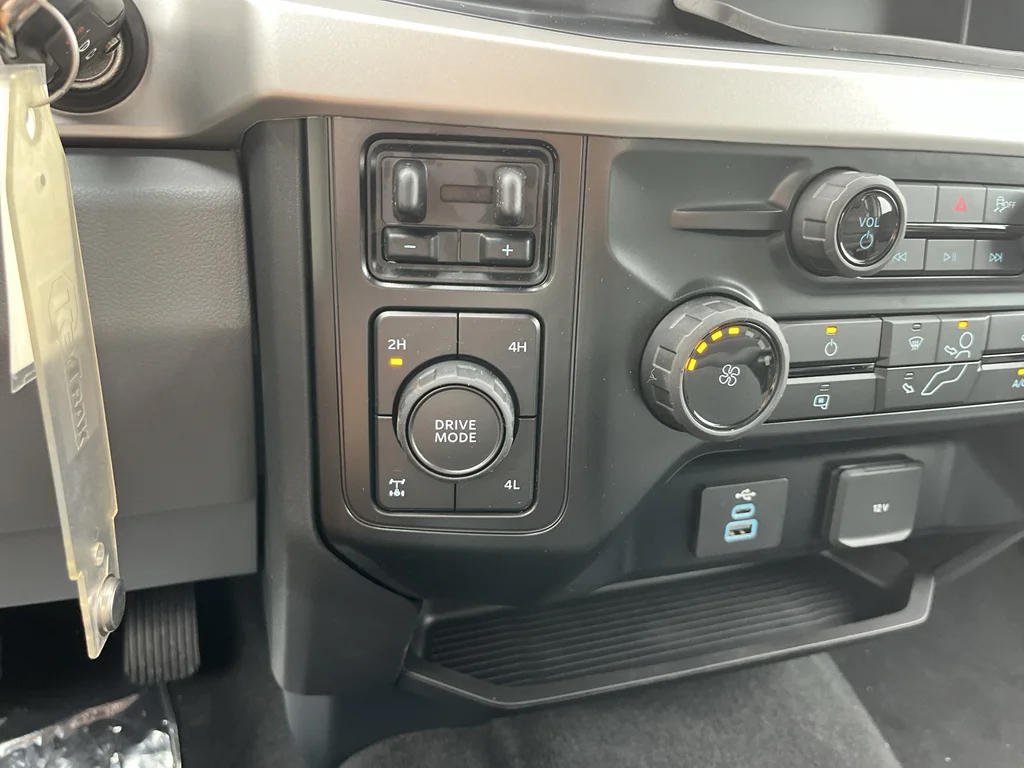 New 2026 Oxford White Ford F-250® XLT image 23