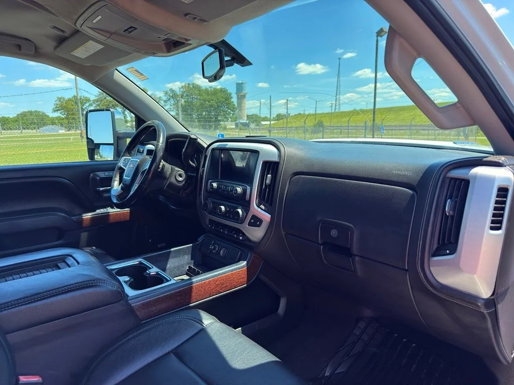Used 2016 White GMC SLT image 30