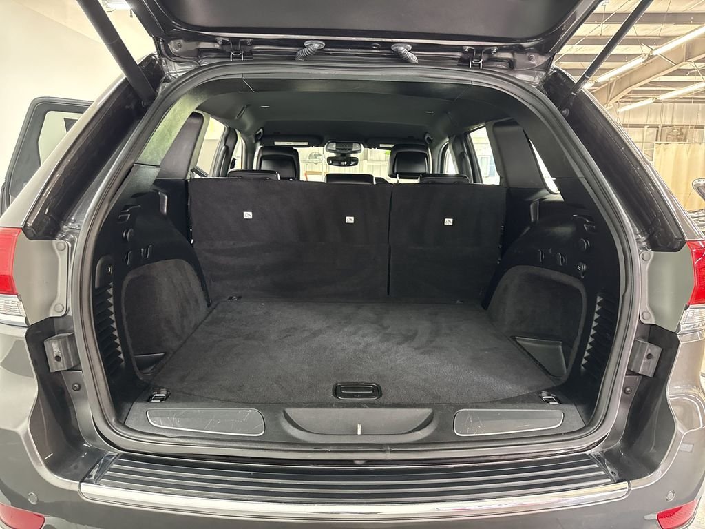 Used 2019 Crystal Metallic Jeep Limited image 35