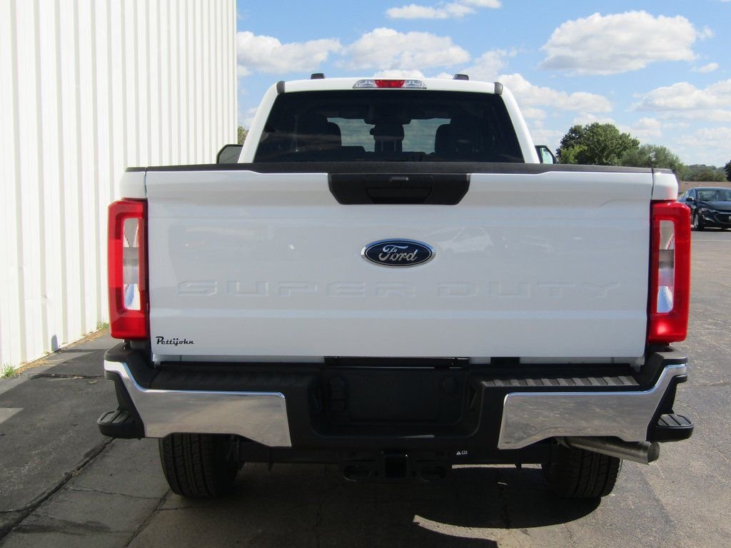 New 2026 Oxford White Ford F-350® XLT image 4