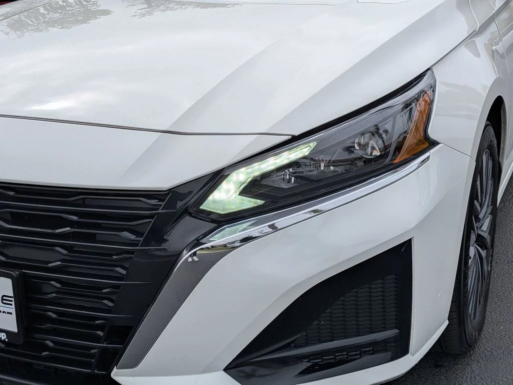 Used 2025 White Nissan 2.5 SV image 10