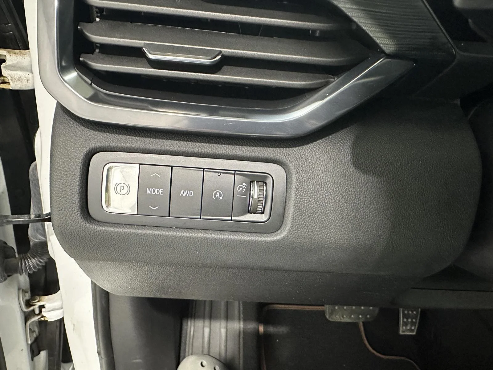 Used 2024 Summit White GMC AT4 image 17