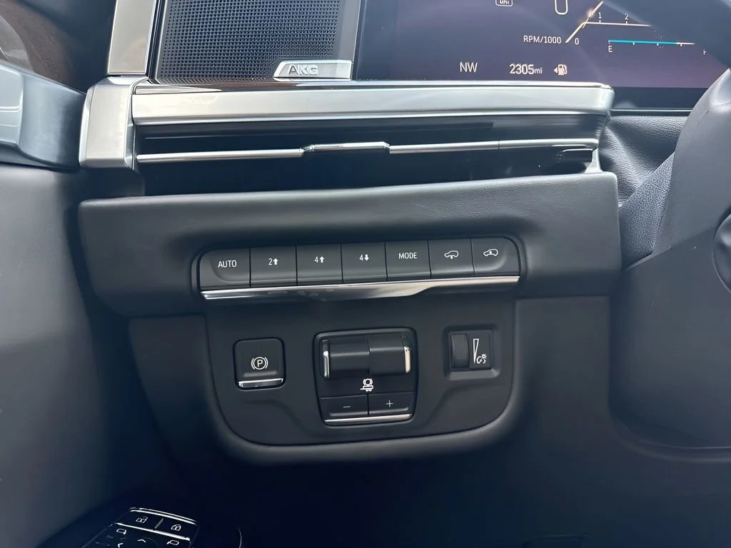 Used 2025 Crystal White Tricoat Cadillac Sport Platinum image 27