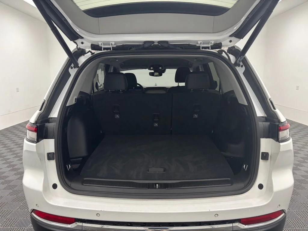 Used 2024 White Jeep Limited image 9