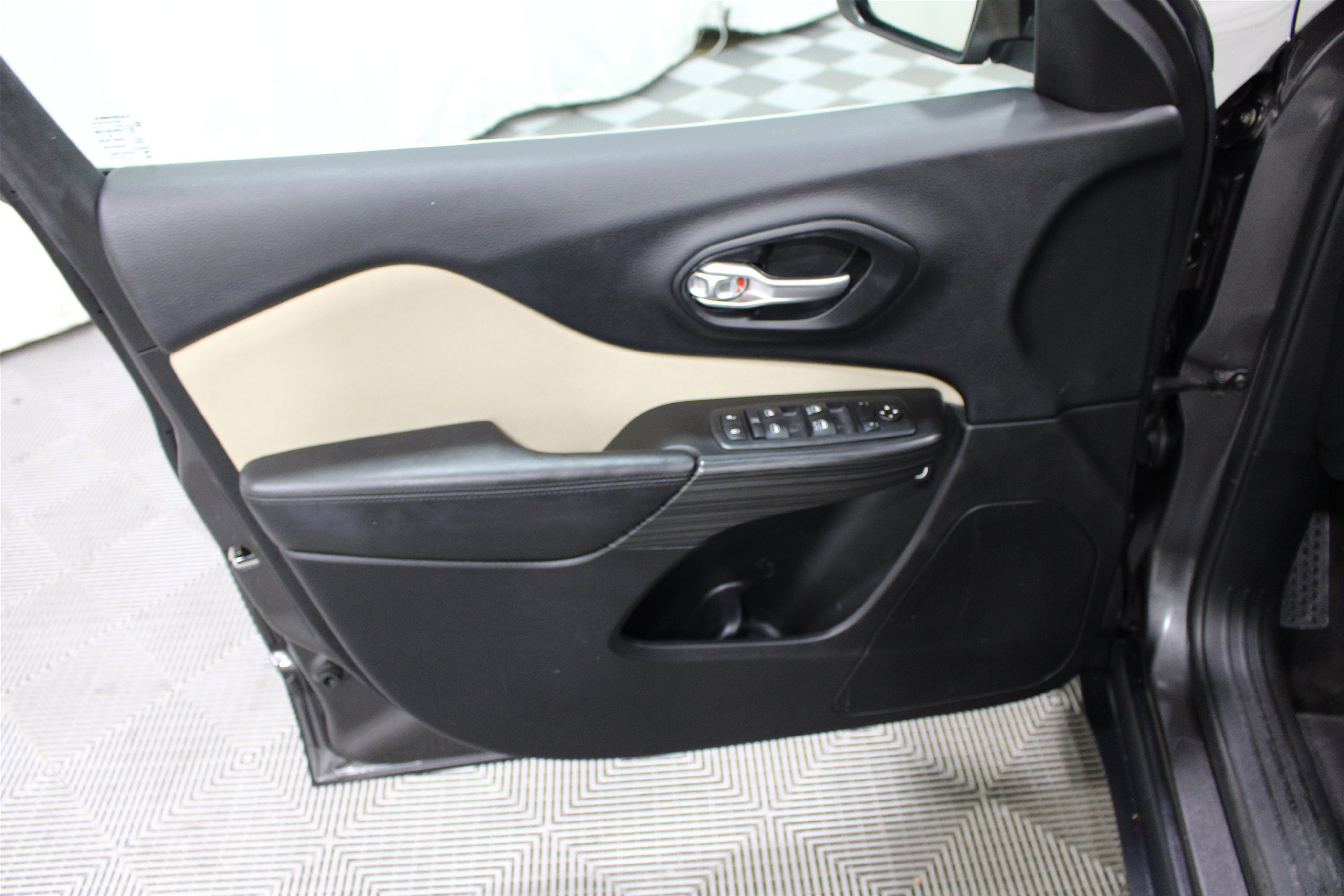 Used 2015 Granite Crystal Metallic Clearcoat Jeep Latitude image 6