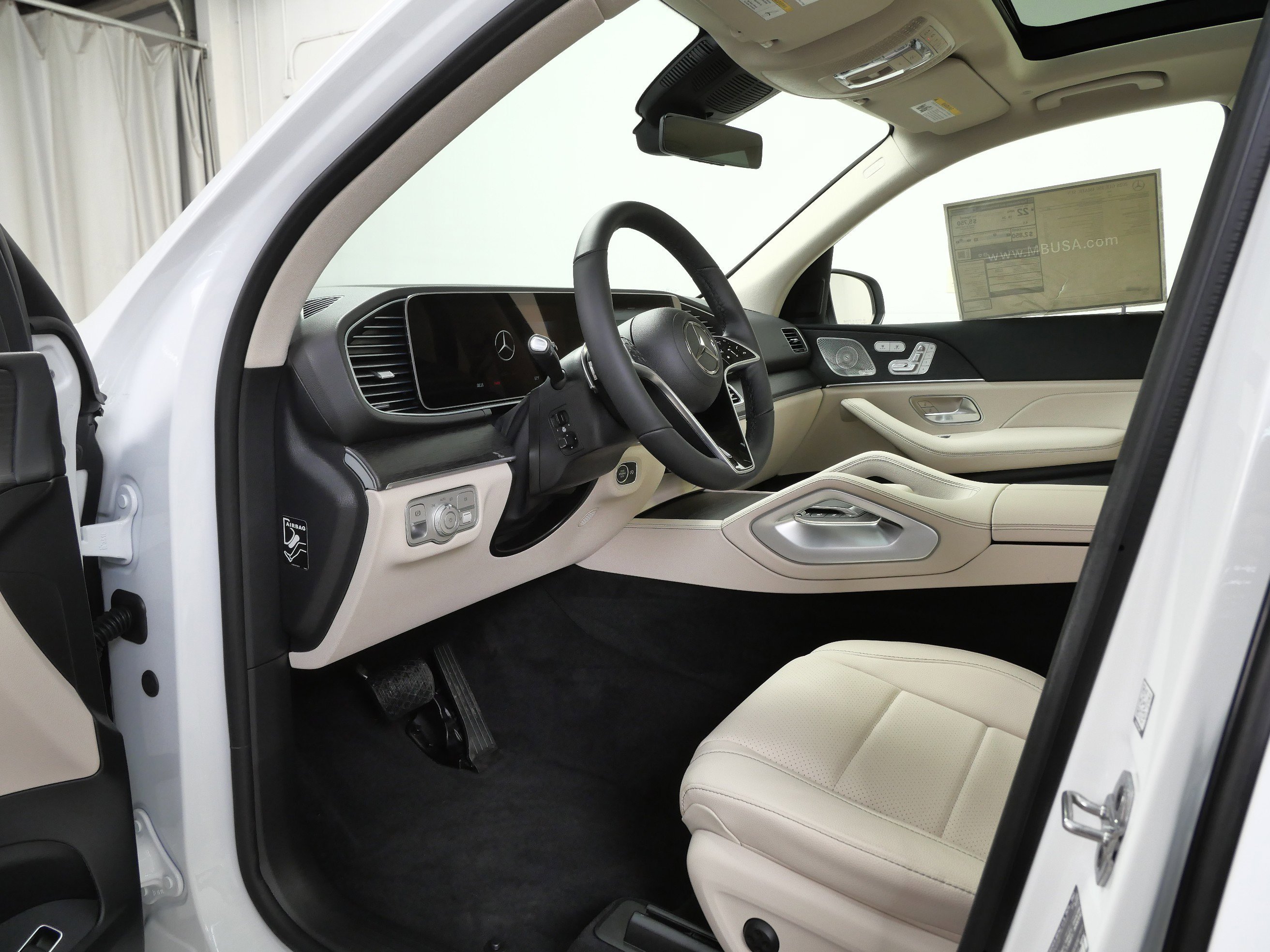 New 2026 MANUFAKTUR Moonlight White Metallic Mercedes-Benz GLE 350 image 7