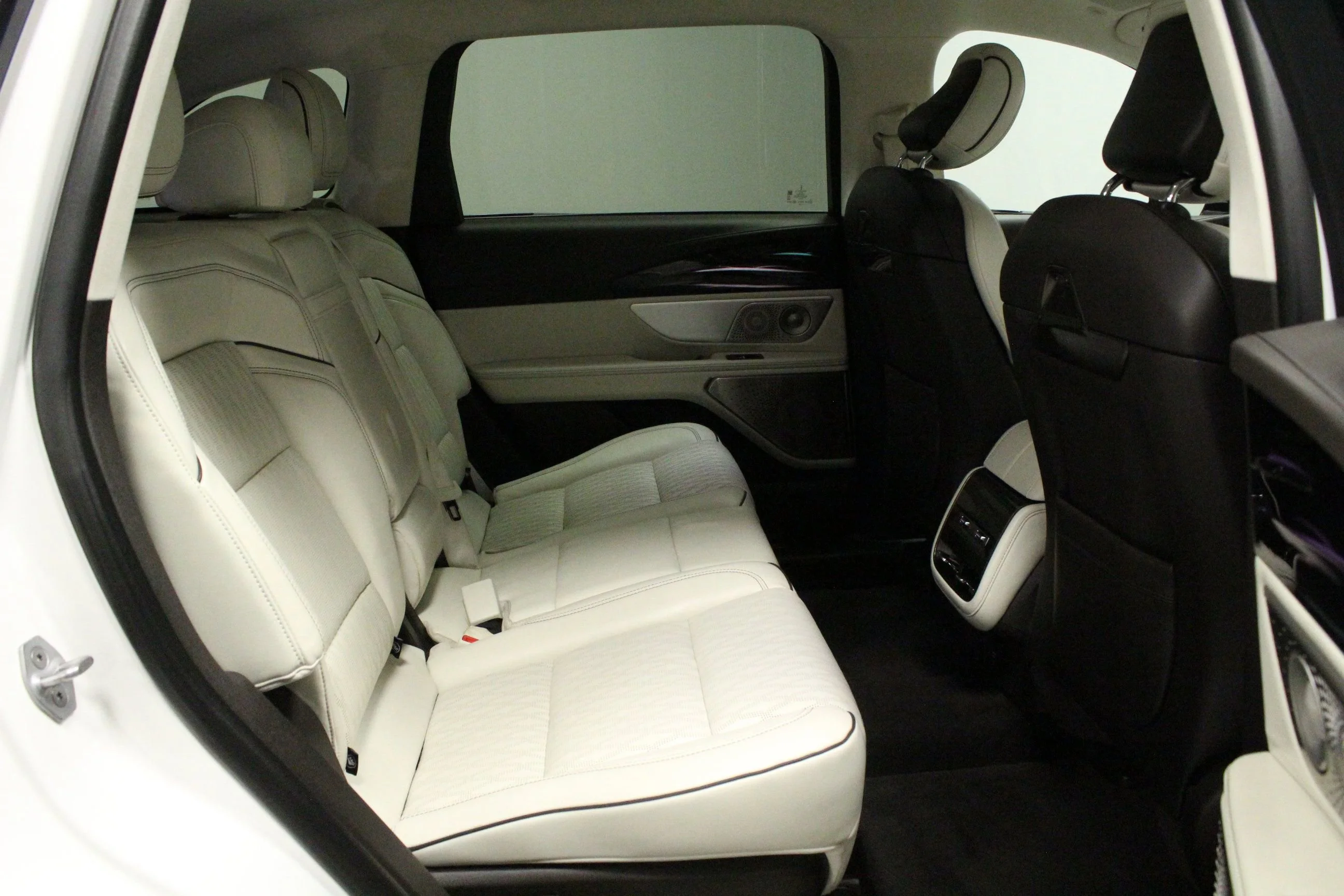 Used 2024 White Platinum Clearcoat Metallic Lincoln Black Label image 16