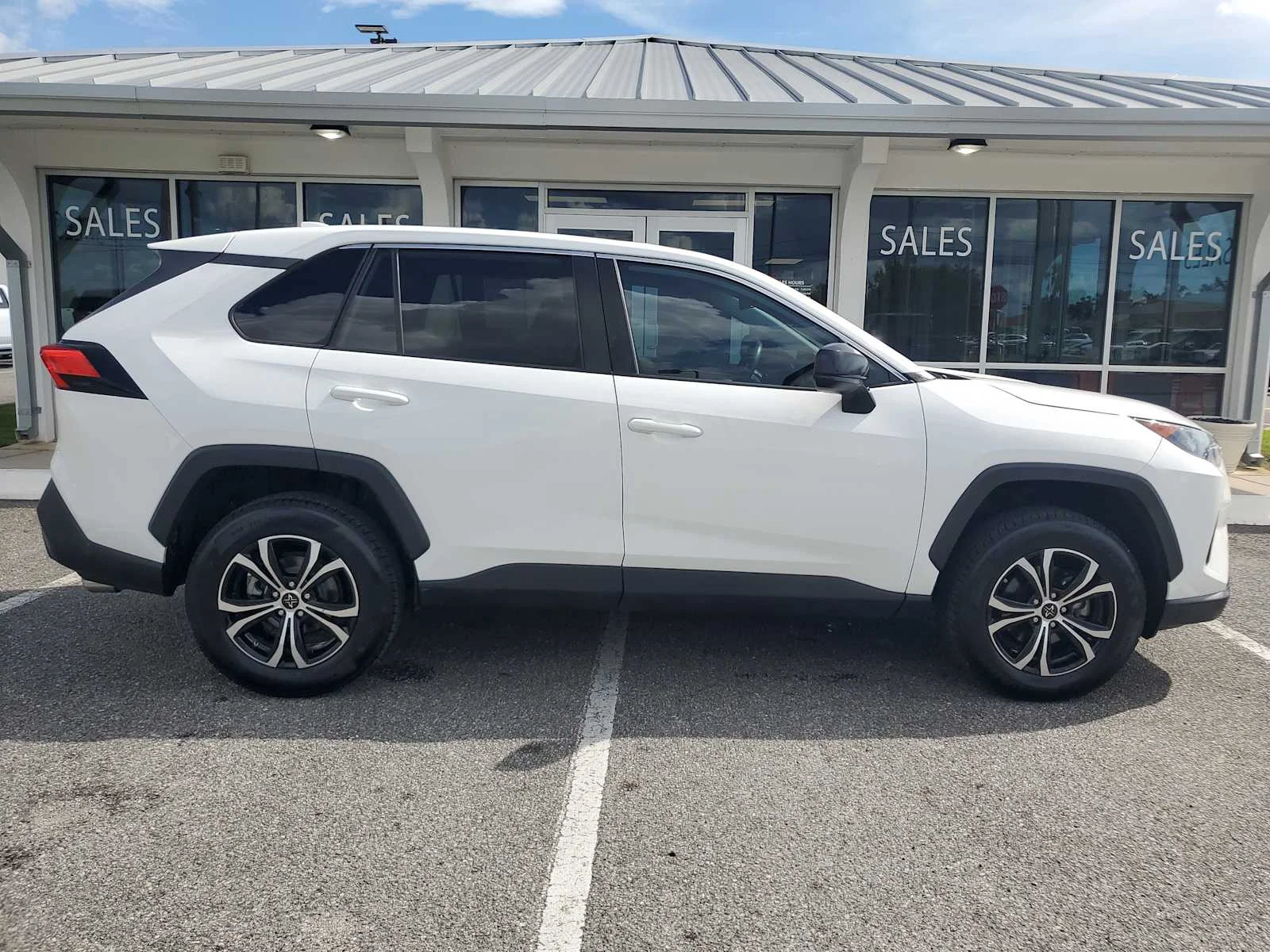 Used 2022 White White Toyota LE image 9