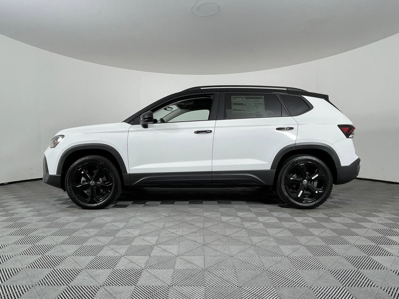 2025 Volkswagen Taos SE Black - Photo 10