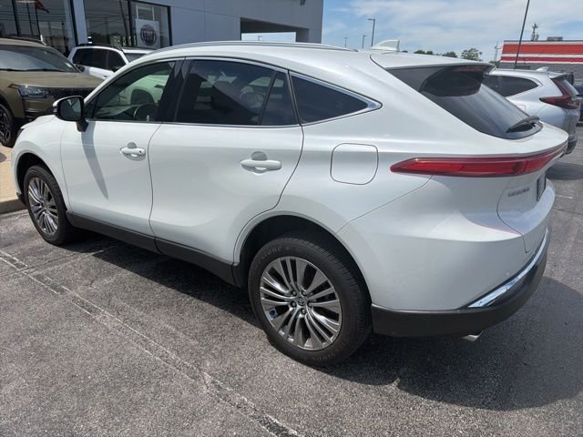 Used 2022 White Toyota XLE image 5
