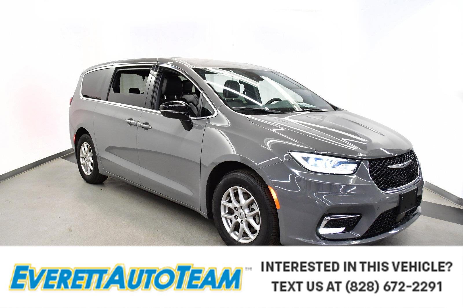 2025 Chrysler Pacifica Select's photo