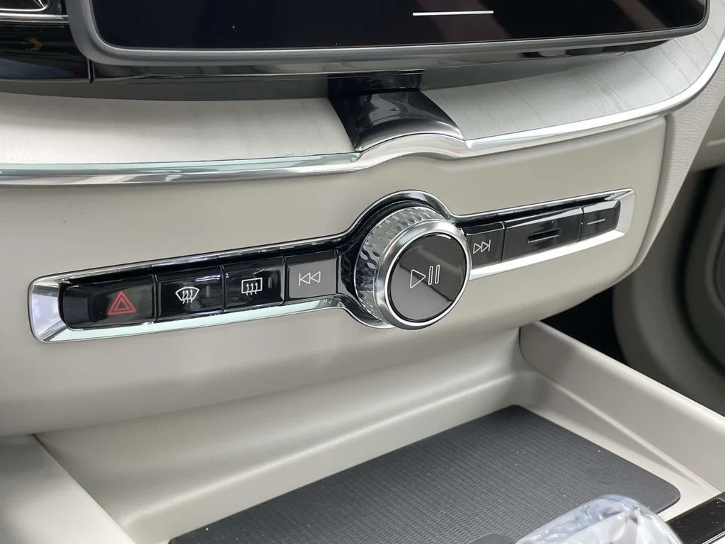New 2026 Aurora Silver Volvo Ultra image 17