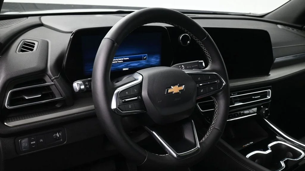 Used 2025 Gray Chevrolet LT image 9