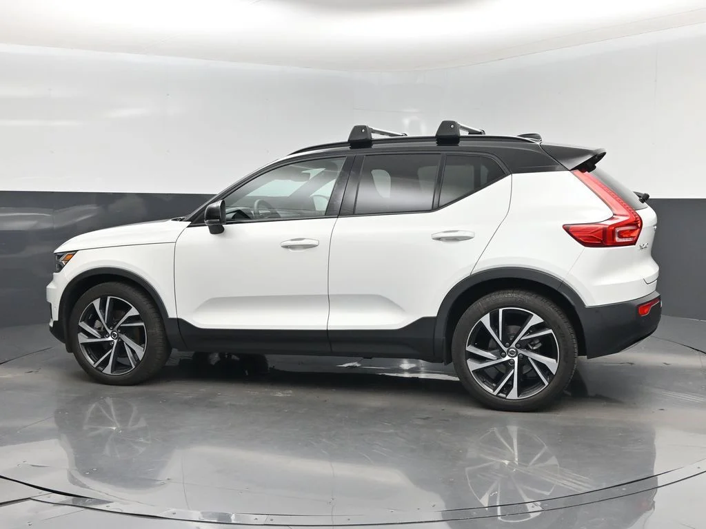 Used 2022 White Volvo R-Design image 10