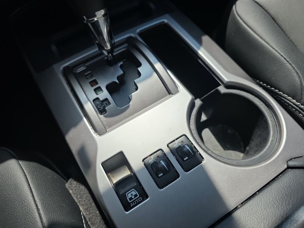 Used 2024  Toyota SR5 Premium image 27