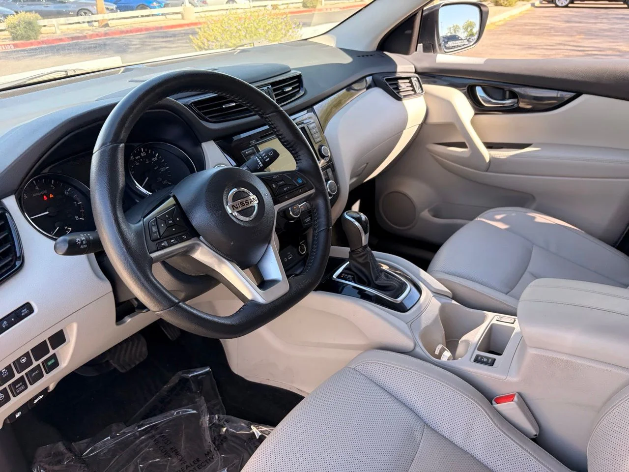 Used 2022 Pearl White Tricoat Nissan SL image 15