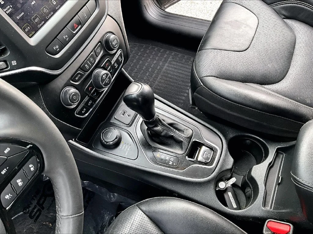 Used 2023 Black Jeep Altitude image 16