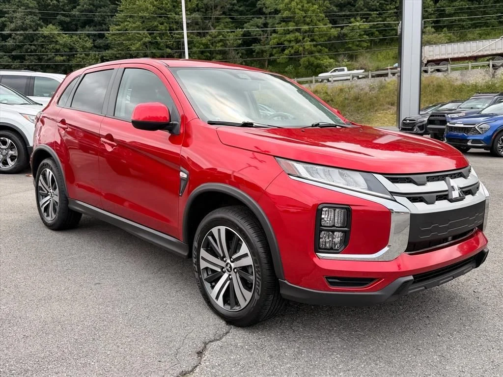 Used 2023 Red Mitsubishi  image 16