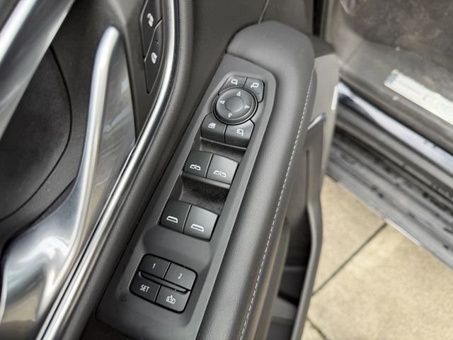2022 Chevrolet Suburban LT - Photo 13