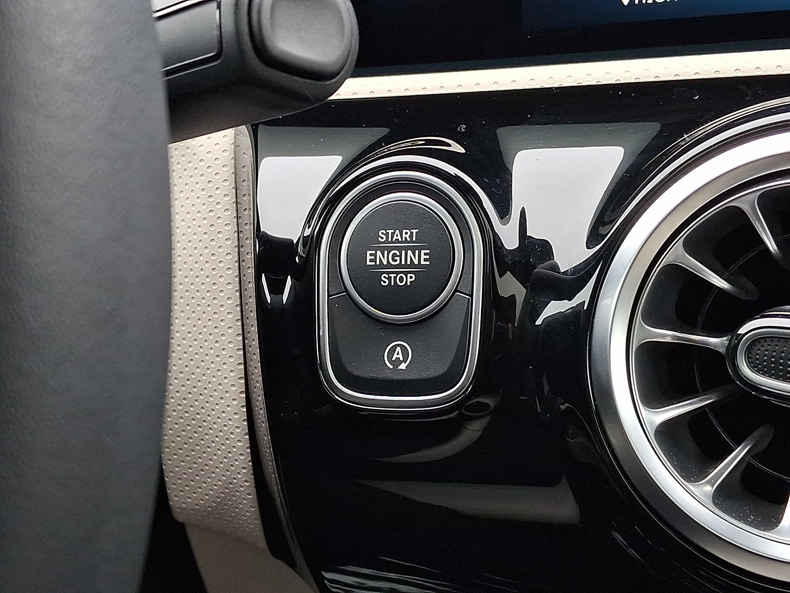 Certified Used 2025 Polar White - 149 Mercedes-Benz 4MATIC® image 23