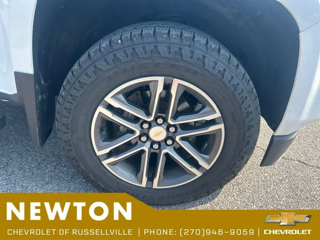 Used 2019 SUMMIT WHITE Chevrolet 4WD LT image 17