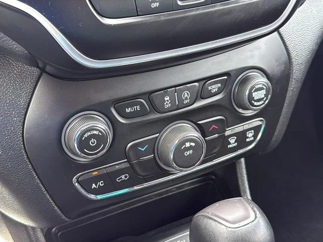 Used 2019 Gray Jeep Latitude Plus image 22