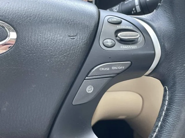 Used 2019 White INFINITI LUXE image 24