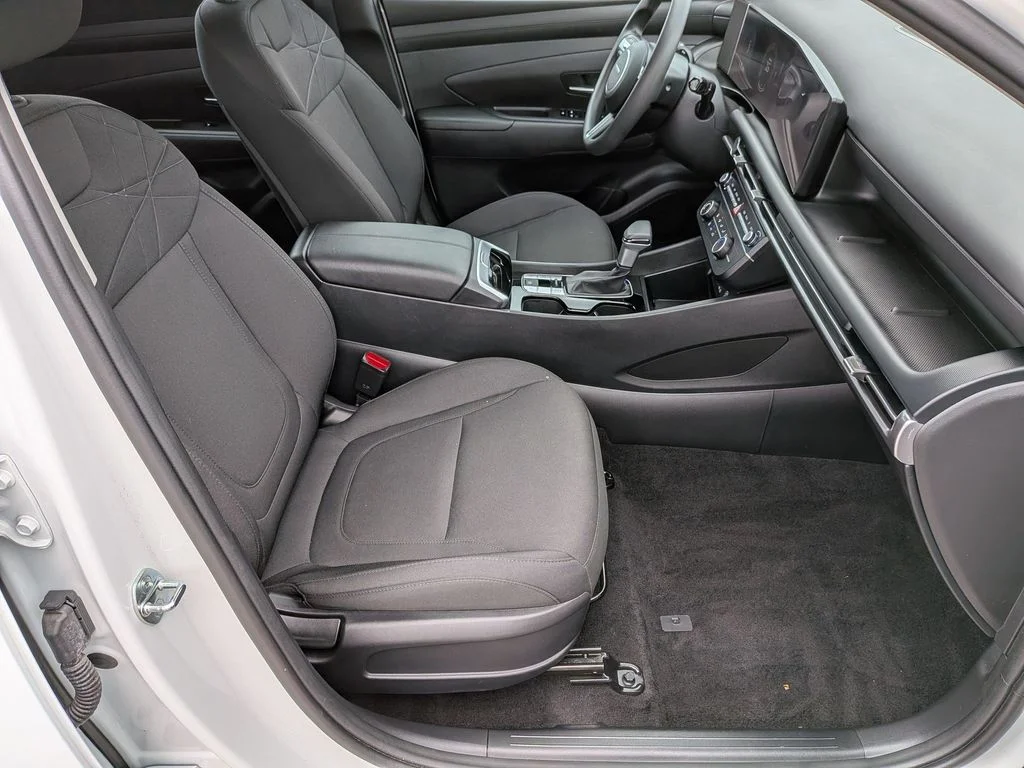 Used 2025 White Hyundai SE image 28