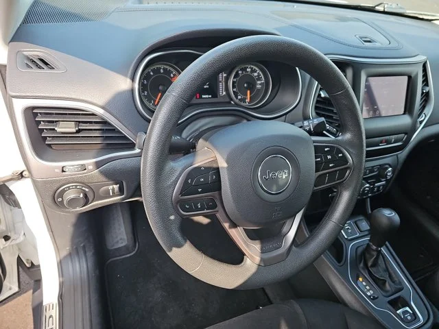 Used 2021 White Jeep Latitude image 35