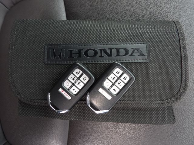 Used 2022 Lunar Silver Metallic Honda Touring image 9