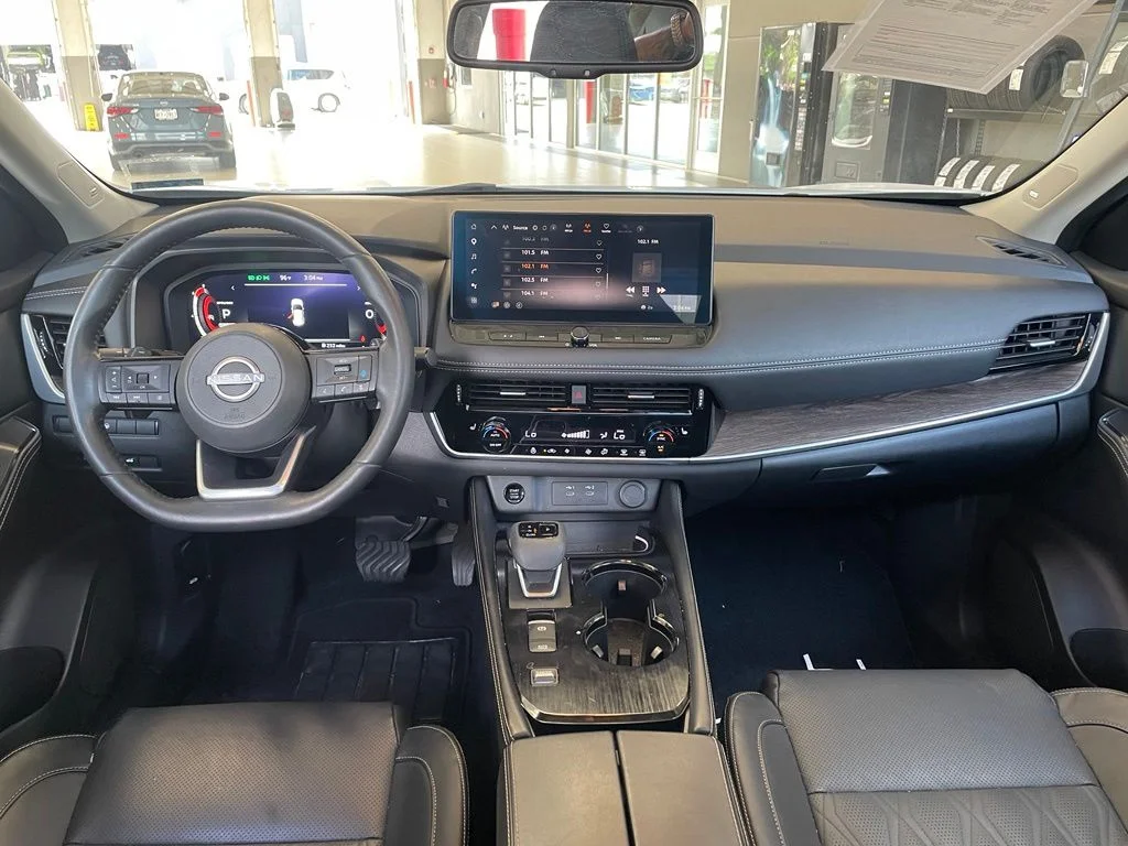 Used 2024 White Nissan Platinum image 13