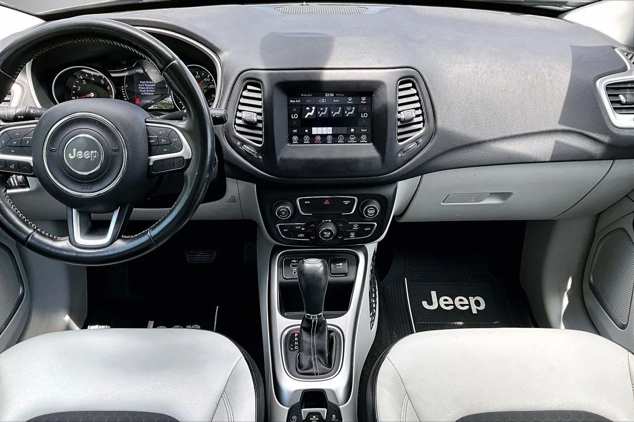 Used 2019 Silver Jeep Latitude image 12
