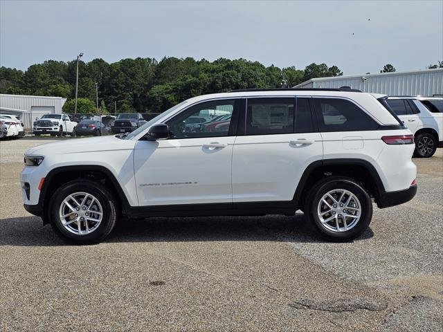 New 2026 Bright White Clear-Coat Exterior Paint Jeep Laredo image 14