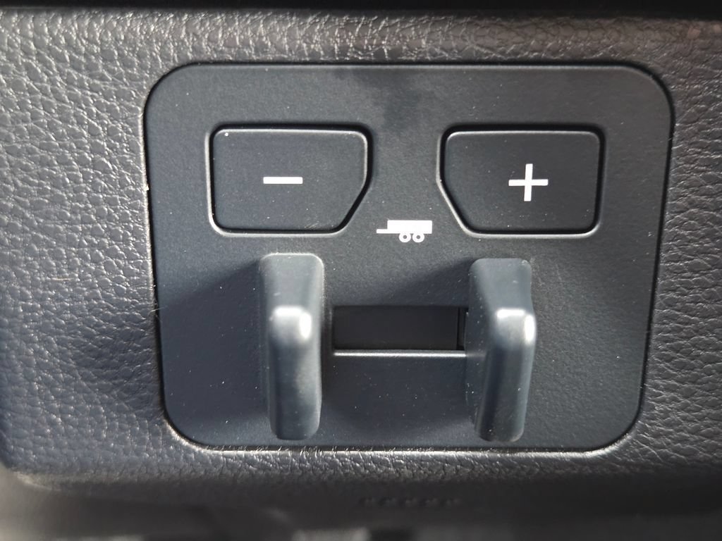 New 2026 Wind Chill Pearl Toyota Platinum image 18