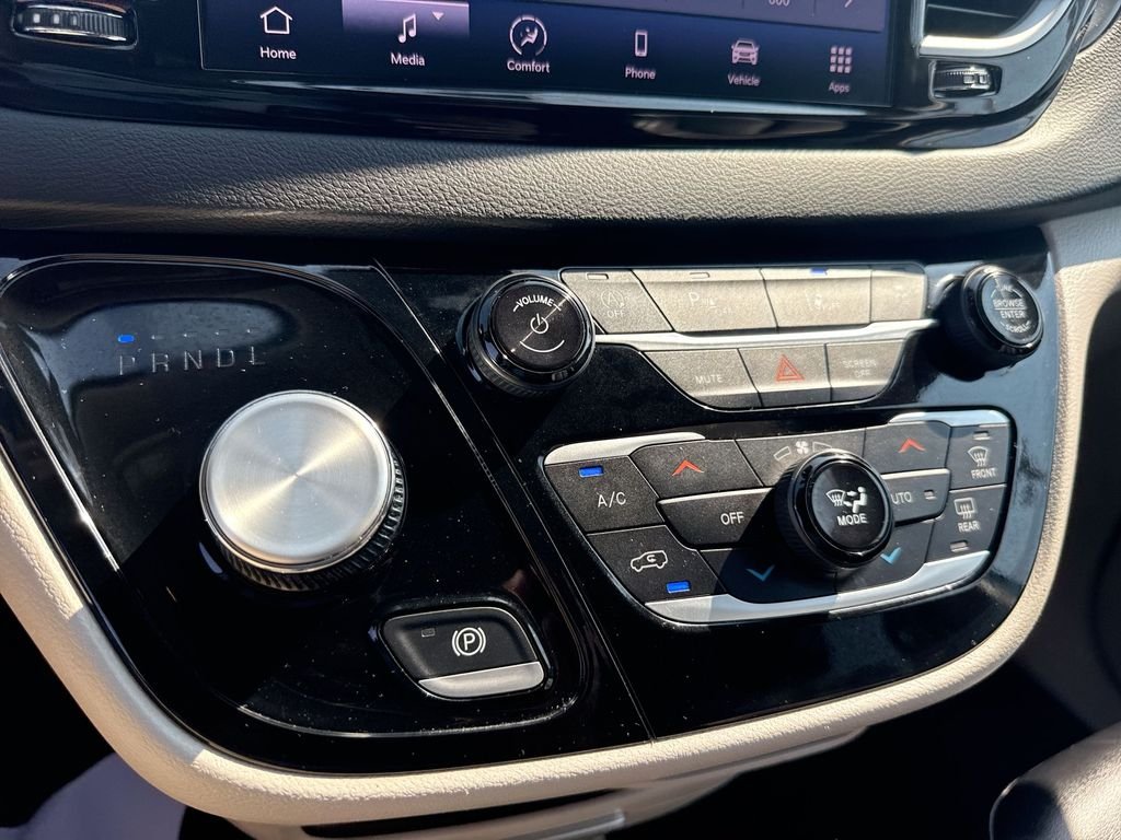 Used 2024 White Chrysler Touring L image 70