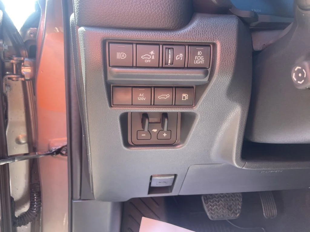 Used 2025  Toyota Base image 19
