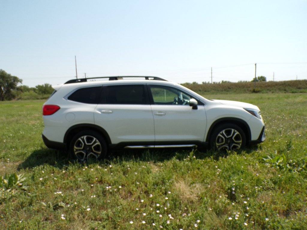 Used 2023 Crystal White Pearl Subaru Limited image 3
