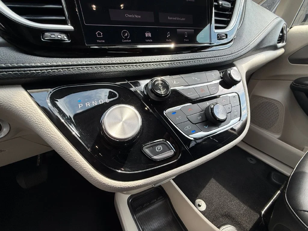 Used 2023 Silver Chrysler Touring L image 22