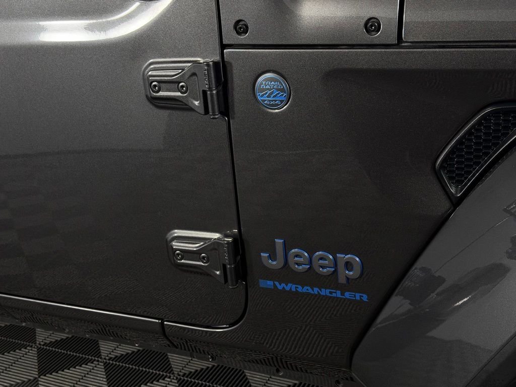 Used 2025 Crystal Metallic Jeep Sahara 4xe image 11