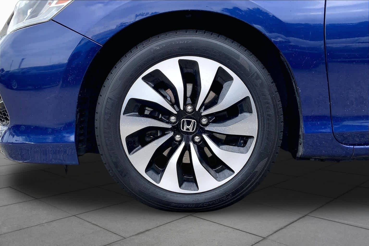 Used 2017 Blue Sky Metallic Honda  image 11