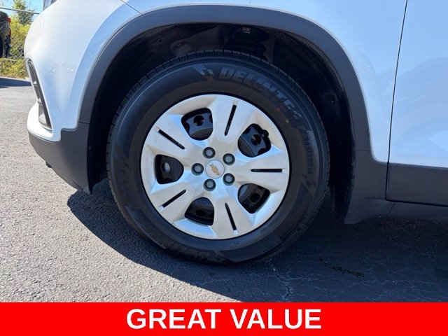 Used 2017 White Chevrolet LS image 9