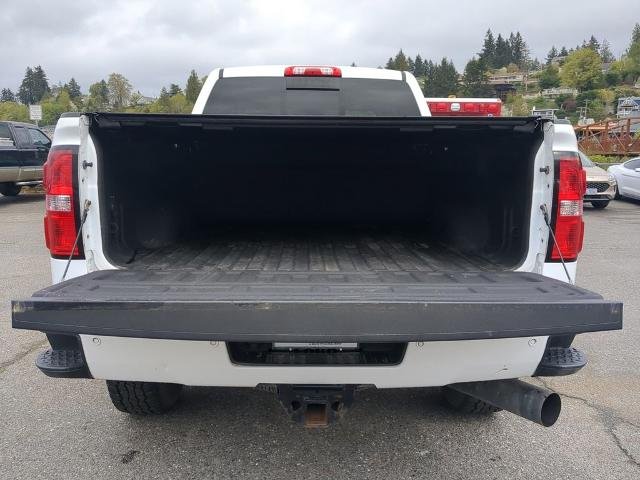 Used 2015 Summit White GMC  image 24