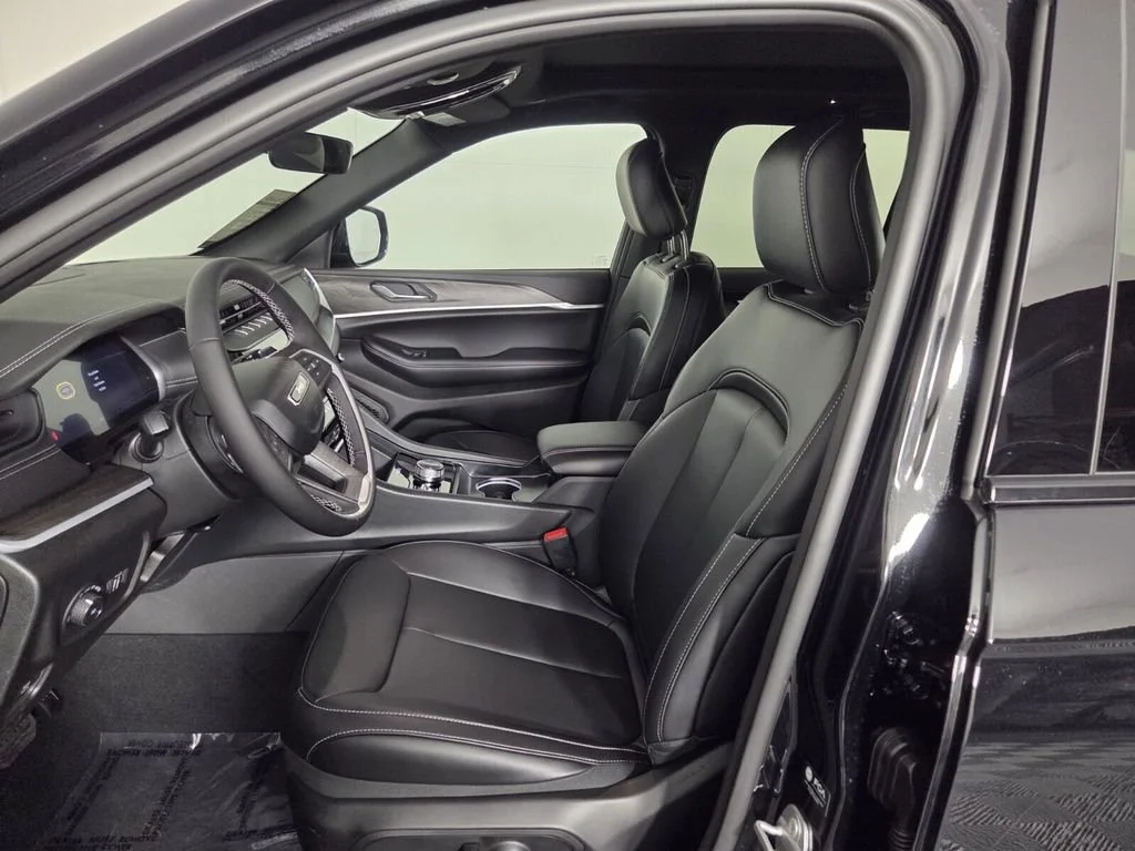 New 2026 Diamond Black Crystal Pearlcoat Jeep Limited image 9