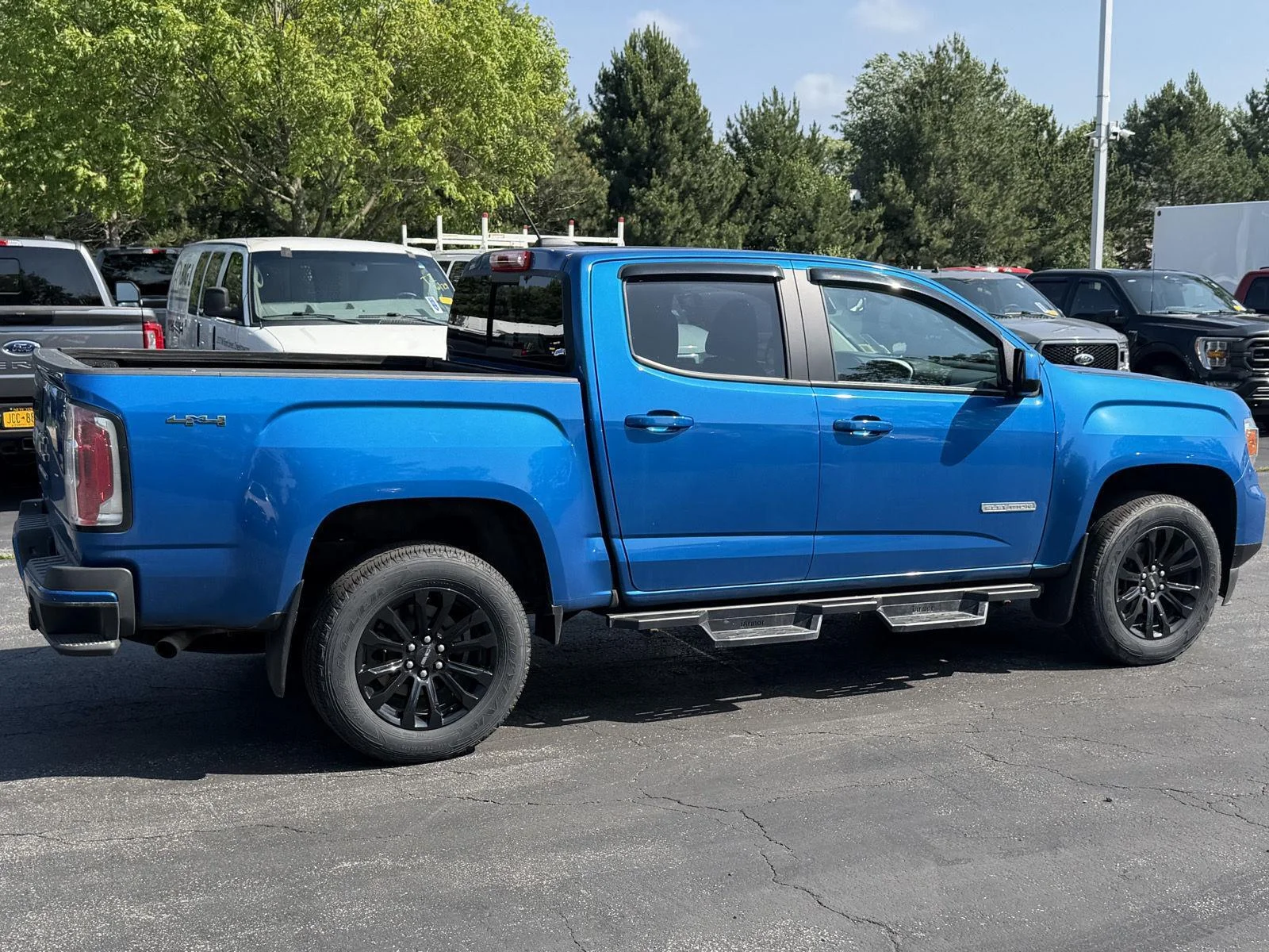 Used 2022 Dynamic Blue Metallic GMC 4WD Elevation image 4