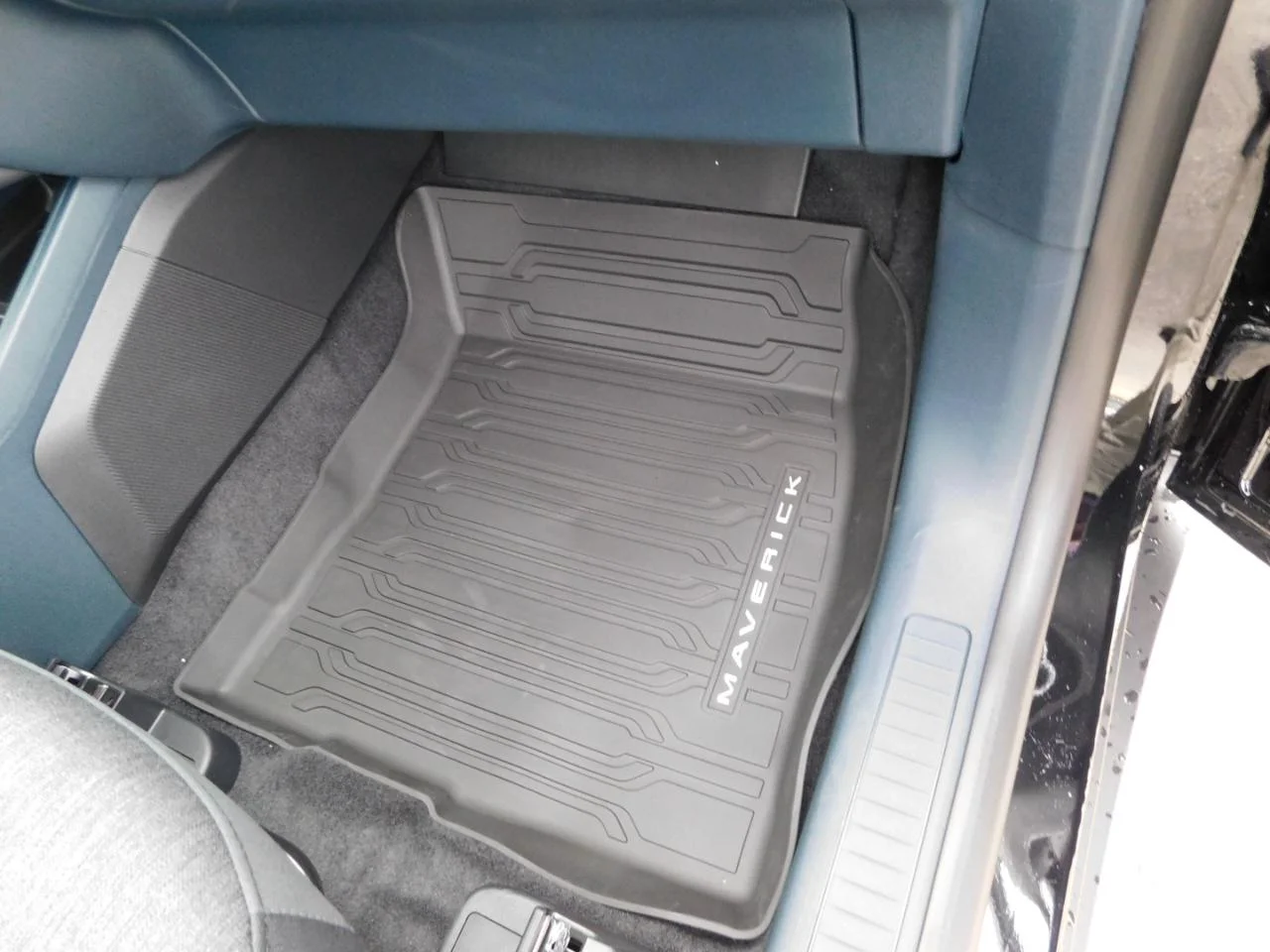 New 2025 Shadow Black Ford XLT image 17