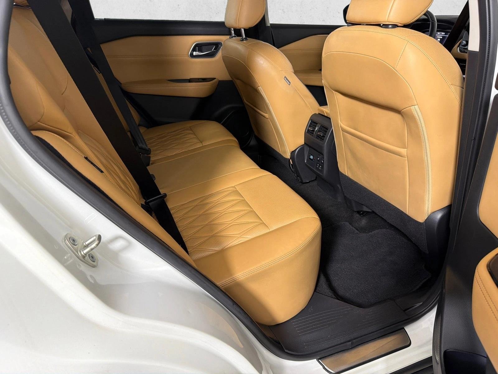 Used 2021 Pearl White Tricoat Nissan Platinum image 17