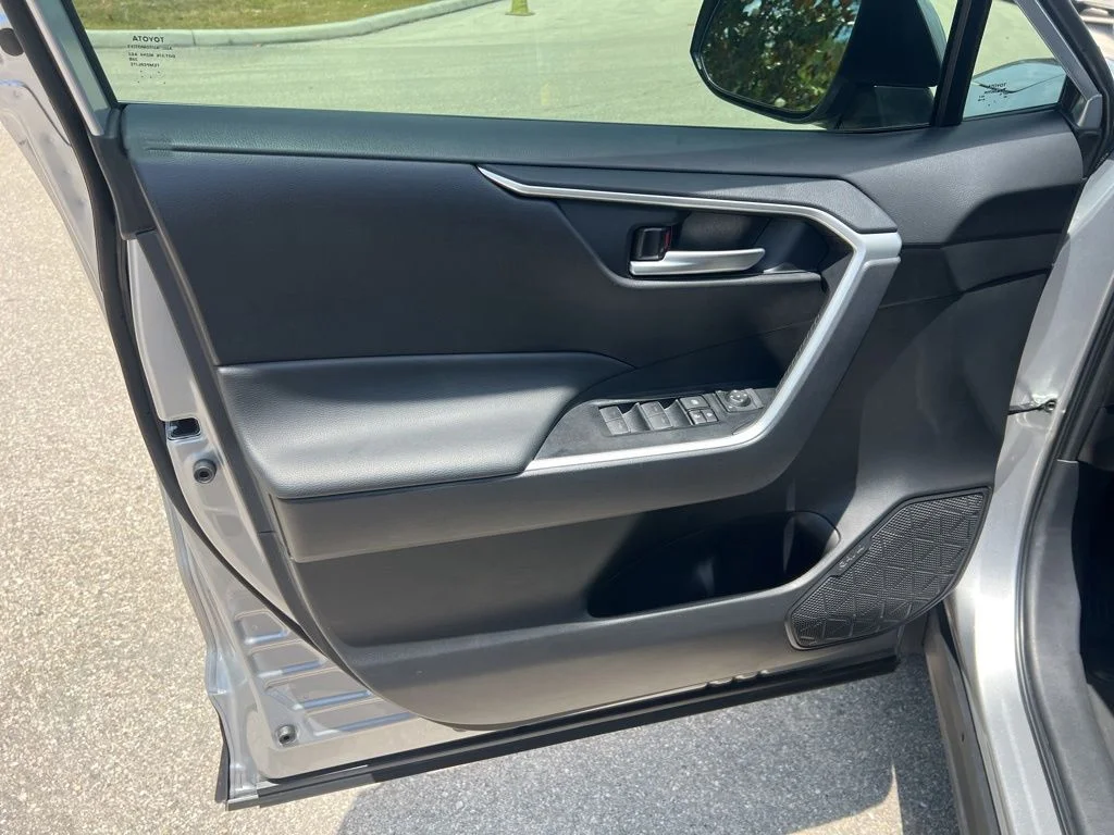 Used 2025  Toyota XLE image 36