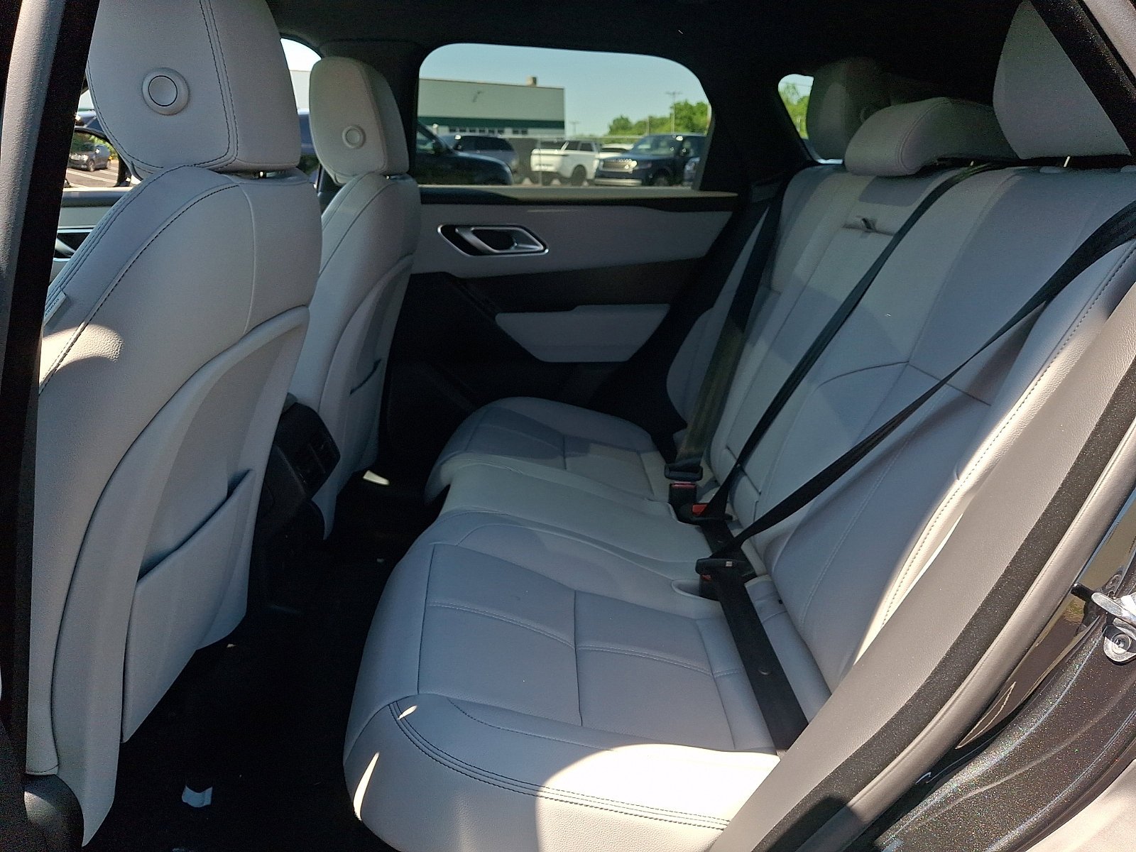 New 2026 Santorini Black Land Rover Belgravia Edition image 5